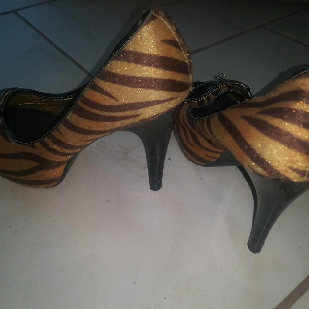 Delicious Animal Print Pumps - Picture 3 of 7